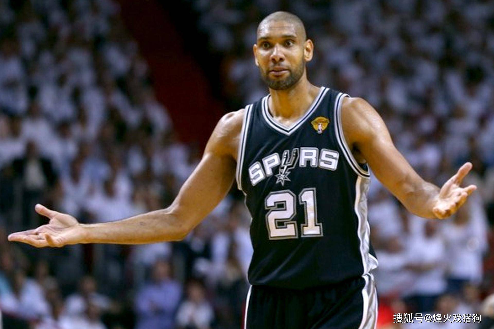 用力紧握球 用力紧握球